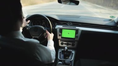 Animasyon için görüntü. Siber uzay teknolojisi. Yetişkin bir adam yeşil ekran model gösterge paneli servis menüsü uygulaması olan bir nano araba kullanıyor. Otomobil kablosuz internet bağlantısı. Aktarım uygulaması