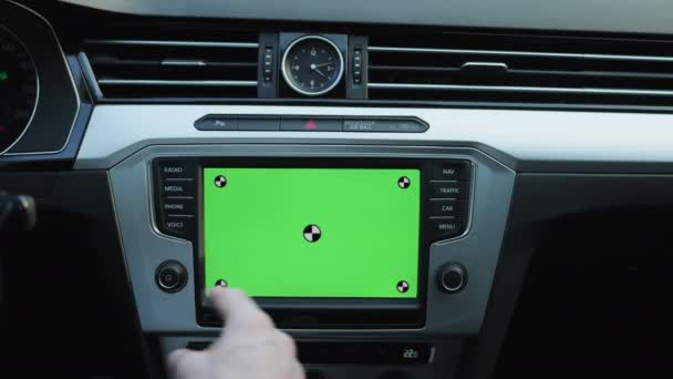 Close-up of young man using navigation app on mounted mock-up greenscreen inside modern car. Pria mengendarai mobil di jalan dengan navigasi mobile pada smartphone layar hijau terpasang pada dashboard. — Stok Video