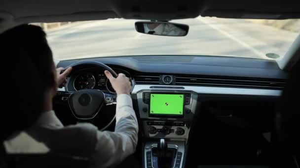 Gösterge panelinde yeşil ekran ve arka planda erkek sürücü var. Navigasyon uygulaması. Chromakey modeli. Sosyal iletişim ağı. GPS haritası 4G 5G. — Stok video