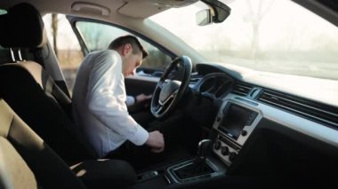 Araçlarda bir kişinin korunması. Arabanın emniyet kemeriyle vücudunu bağla. Adam emniyet kemerini elle bağlıyor. Araba kullanmak için güvenlik kurallarına uymak. Yol güvenliği yönetmeliği kavramı.