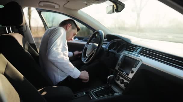 Bescherming van personen in voertuigen. Maak je lichaam vast met een veiligheidsgordel in de auto. De man maakt autogordel vast met de hand. Naleving van de veiligheidsvoorschriften voor het rijden. Verkeersveiligheidsvoorschriften. — Stockvideo