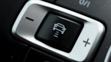 Direksiyon düğmesi, araba kullanırken uyarlanabilir Cruise Control düğmesi. Ulaşım konsepti. Algılayıcı tarama yolu ileride araçlar için, tehlike, hız limitleri