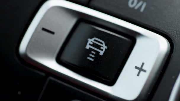 Kierownica przycisk adaptive Cruise Control podczas jazdy samochodem. Koncepcja transportu. Droga skanująca czujniki przed nami w poszukiwaniu pojazdów, niebezpieczeństwa, ograniczeń prędkości — Wideo stockowe