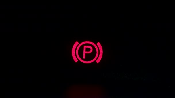 Arabanın ön panelinde park freni kontrol lambası var. Ön paneldeki arabaların park fren lambaları yanıyor. — Stok video