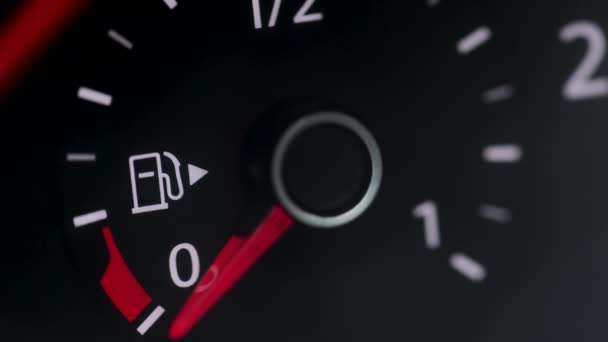 El panel del coche del indicador de combustible se llena. La luz roja se enciende cuando el tanque está lleno o el vehículo está activado. Primer plano medidor de gasolina sobre fondo negro — Vídeo de stock