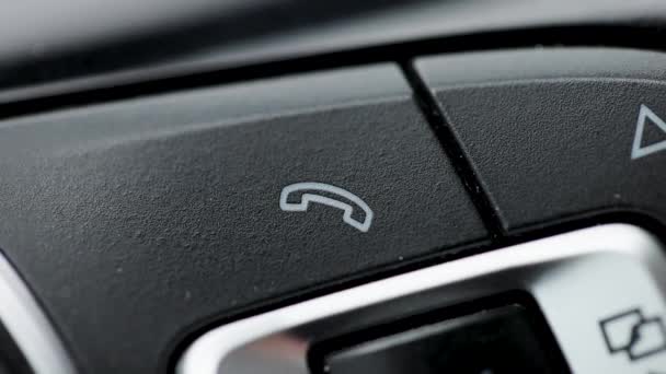 Boutons Bluetooth situés sur le volant d'une voiture pour parler sur le téléphone mains libres. Bouton téléphone portable de voiture. — Video