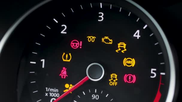 警告灯が点灯し、多くの異なる車のダッシュボードライト。エンジンに何か問題が起きたときにダッシュボードに表示されるライトシンボル — ストック動画