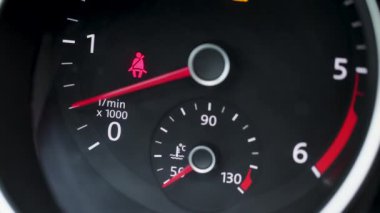 Araba motorunu çalıştırıyorum. Gösterge paneli arabada. Otomobili Çalıştırma ve Durdurma Takometresi.