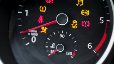 Takometre Çalıştırma ve Durdurma Aracı. Araba motorunu çalıştırıyorum. Gösterge paneli arabada. Uyarı lambaları yanan bir sürü farklı gösterge paneli var.