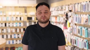 Profesyonel bir adam kameraya bakıyor. Kendine güvenen, zeki, genç, yetişkin girişimci, lider, yönetici. Yüz görünümlü iş portresini kapat.