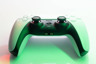 Lviv, Ukrayna - 28 Şubat 2021: Sony PlayStation 5, yeşil ışıkta. Yeni TV konsolunda ezme maçına hazırlanılıyor