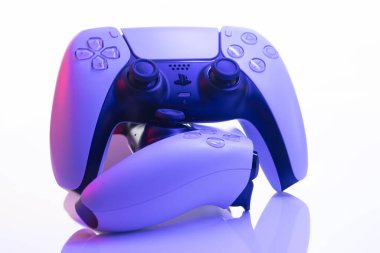 Lviv, Ukrayna - 27 Şubat 2021: Sony PlayStation 5 TV oyun konsolundan beyaz arka planda iki joystick. Yeni konsoldan 2 denetleyicinin görünümünü kapat.