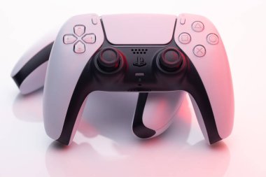 NEW YORK - 28 Şubat 2021: Sony 'den yeni ürün, kablosuz beyaz PlayStation 5. Sony PlayStation 5 TV oyun konsolundaki iki joystick 'in parçalarını kapat