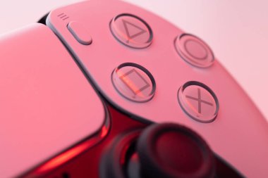 Lviv, Ukrayna - 27 Şubat 2021: Yeni Sony PlayStation 5 set- top kutusunun joystick parçalarını kapat. Kırmızı ışıkta TV oyun kutusundan beyaz denetleyici