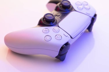NEW YORK - 3 Mart 2021: Sony Playstation 5 denetleyici. Yeni Sony PlayStation 5 set-top kutusundaki joystick 'in parçalarını kapat. Mavi ışıkta TV oyun kutusundan beyaz denetleyici