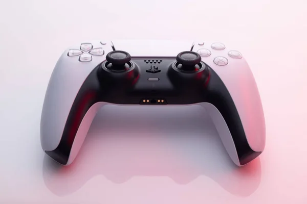 Lviv, Oekraïne - 27 februari 2021: Sony PlayStation 5 joystick in het licht. Voorbereiding van de verpletterende wedstrijd in nieuw spel op nieuwe tv-console — Stockfoto