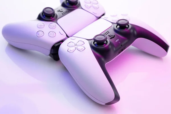 Lviv, Oekraïne - 27 februari 2021: Twee joysticks van Sony PlayStation 5 tv-spelcomputer. Witte controllers van revolutionaire TV game box — Stockfoto