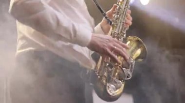 Saxophonist konserde çalıyor, parmakları yakın plan. Canlı performans. Caz müziği. Saksafoncu, kulüp sahnesinde solo performans sergiliyor. Müzik, sanat konsepti 4k video..