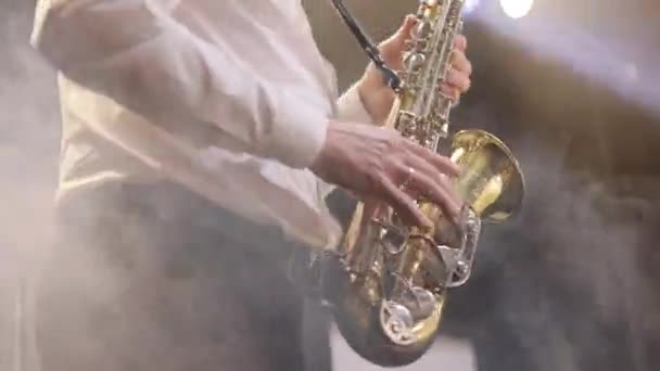 Saxophoniste jouant lors d'un concert live, doigts en gros plan. Spectacle. Musique jazz. Saxophoniste en solo sur scène - musique, arts concept 4k. — Video