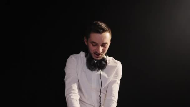 Musikalische Gruppe von Sängerin Sängerin Mädchen, Saxofonist Saxophon, DJ Mann spielt Lied auf dem Konzert mit Lichtern. DJ steht am Mischpult, komponiert neuen Mix und rockt die Party im Nachtclub — Stockvideo