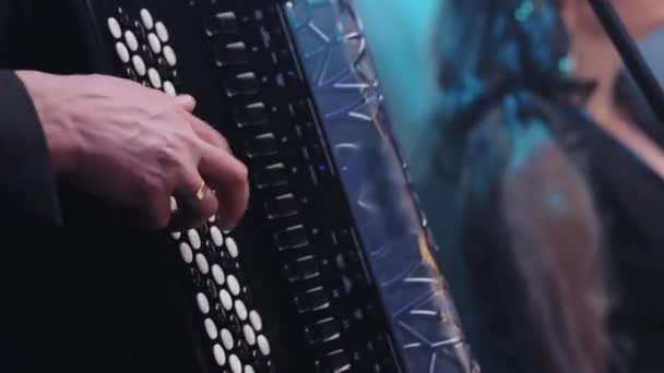 음악가들의 손을 클로즈업하는 것은 아코디언 키를 연주 한다. 젊은 남자 애가 아코디언을 연주 해요. Accordion — 비디오