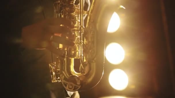 Saxofonista hraje na zlatý saxofon. Hudba. Živé vystoupení. Silueta mladého saxofonistického hudebníka hrajícího na zlatý alt saxofon na hudební nástroj. — Stock video