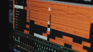 Müzik stüdyosunda çalışan ses mühendisi ekranda monitörler ve miksaj cihazlarıyla çalışıyor. Müzik mühendisi şarkıları karıştırıp ustalaştırıyor. Sesleri kaydetme süreci şarkıları monitör ekranı