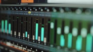 Kayıt Ses Kaydı Monitör Ekranı. DAW Dijital Ses Çalıştırma Yazılımının Kullanıcı Arayüzünü Parça Çalma, Oluşturma ve Düzenleme ile Gösteren Bilgisayar Ekranı