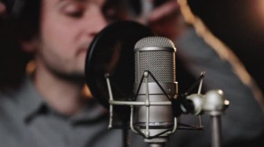 Müzik stüdyosundaki ses kaydı. Şarkıcının silueti. Yıldız, yetenek, hazırlık programı, stüdyo kaydı. Meslek konsepti. Profesyonel kayıt için ses geçirmez oda.