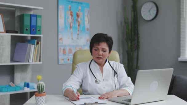 Mujer médico hablar con el paciente hacer telemedicina en línea webcam videollamada. Mujer terapeuta videoconferencia en el ordenador en telemedicina remota portátil chat virtual. Concepto de telesalud. — Vídeo de stock