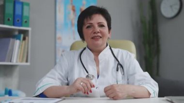 Bayan doktor çevrimiçi video görüşmesi hastasına danıştı. Tıbbi terapist asistanı video konferansı. Web kamera görüntüsü. Teletıp salgını konsepti.