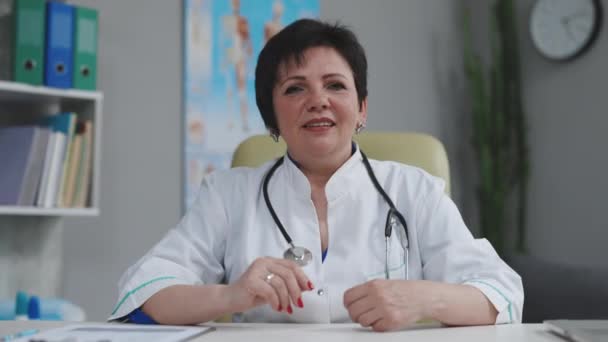 여성 의사는 온라인 비디오 전화 상담 환자를 만듭니다. 의료 조교가 화상 회의를 합니다. 웹 카메라 뷰. 간헐적 유행병 개념. — 비디오
