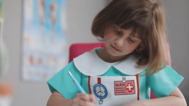 Tıbbî kayıt defterine kırışık kadın yazma bilgilerini kapat. Ofiste çalışan komik doktor kız terapisti, el yazısı notları.