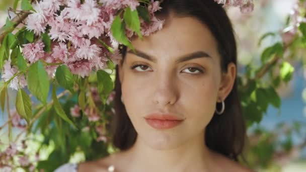 Portrait d'une magnifique femme hispanique aux cheveux foncés charmant tout en se tenant au milieu du paysage urbain moderne de la ville, portant une robe blanche. La jeune femme aime la vie — Video