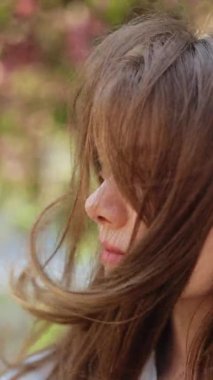 Kadın Suratı 'nın dikey ekran videosu, Güzel Mavi Gözlü Kız. Doğal Güzellik Yüzlü Kadın. Çekici görünüşlü muhteşem bir kadın. Muhteşem Koyu Saçlı İspanyol Kadın.