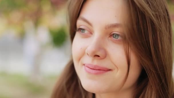 Hermosa cara de mujer atractiva tierna que se queda afuera. Atractiva jovencita con el pelo soplando en el viento. Modelo perfecto con maquillaje vívido creativo y lápiz labial rosa en los labios. Etnia — Vídeo de stock