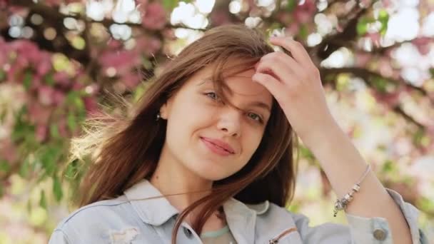 Porträt junge Frau mit langen Haaren blicken lächelnd in die Kamera. Mode-Modell weibliche Mädchen kosmetische Schönheit zuversichtlich glücklich fröhlich Super Zeitlupe 100 fps 4k. — Stockvideo