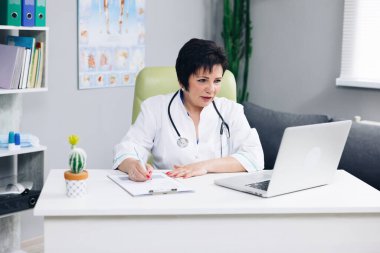 Hastayla kadın doktor konuşması. İnternetten teletıp görüntülü konuşma yapmış. Uzaktan kumandalı bilgisayardaki kadın terapist görüntülü konferans bilgisayarında sanal sohbet. TeleHealth konsepti.