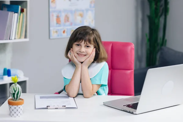 Retrato divertido niña niña médico. Feliz adorable niño preescolar pequeño médico mirando a la cámara. Niño lindo con cara bonita. Concepto de una infancia feliz —  Fotos de Stock