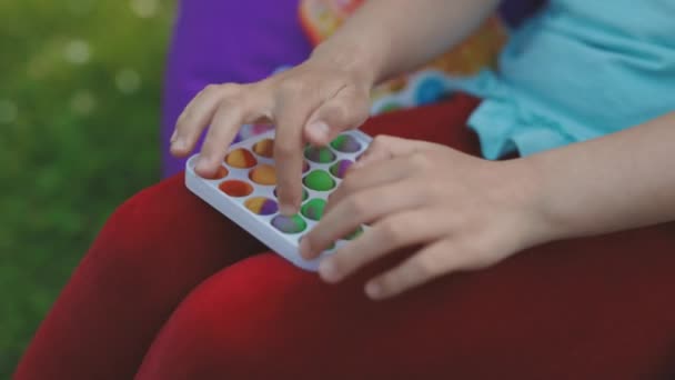 Patlayan baloncuk oyuncakları itin. Stres atma oyuncakları çocuklar için duyusal oyuncaklar sıkıyor. Çocuk elleri strese karşı oynuyor. Patlat bakalım. Otizme Özel İhtiyaç Duyan Stres Rahatlatıcı ve çocuğun gelişimi için iyi — Stok video