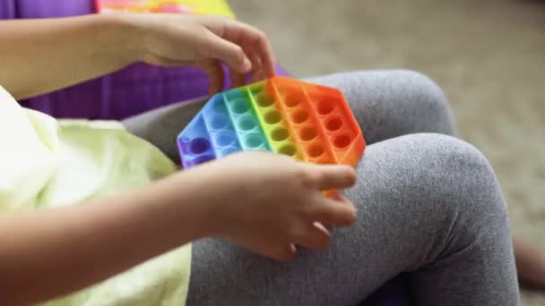 Färgglada anti-stress leksak, utveckling av finmotorik i händerna. Trendig anti-stress leksak pop den. leksaker för barn och vuxna. Knacka på bubblorna. Populär leksak. — Stockvideo