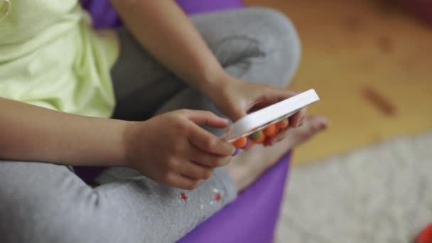 มือเด็กเล่นกับของเล่นเรนโบว์ป๊อปมันไม่สบายใจ ของเล่นรูปหมีสัมผัสเป็นของเล่นบรรเทาความเครียดซิลิโคนนํามาใช้ใหม่ ของเล่นบําบัดป้องกันความเครียดปรากฏขึ้นหรือหรี่แสงได้ง่าย . — วีดีโอสต็อก
