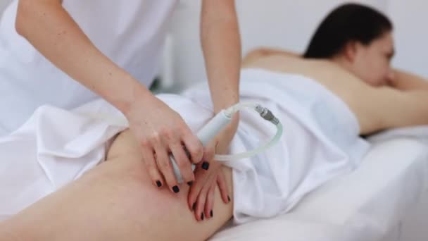 Kobieta poddaje się terapii antycellulitowej i antytłuszczowej. Kobiecy fizjoterapeuta wykonujący anty-cellulitowy masaż pośladków i bioder młodej kobiety. Opieka i utrzymanie koncepcji zdrowia. — Wideo stockowe