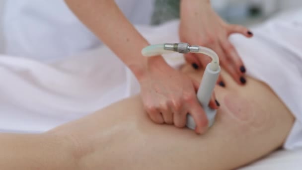 Hardware cosmetologie. Vrouw krijgt Vacuum massage procedure in een schoonheidssalon. Anticellulite en tillen therapie met hardware cosmetologie. Vrouw krijgt rf-lifting. — Stockvideo