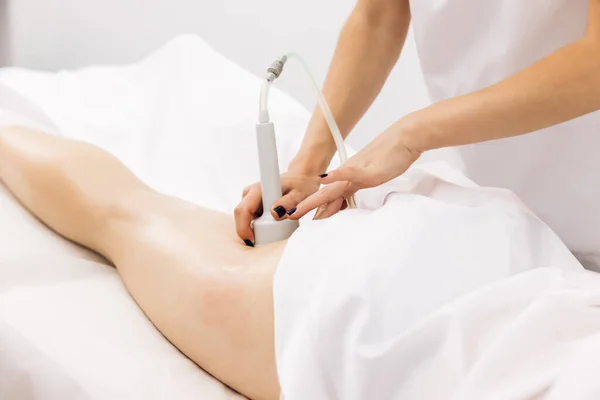 Massage sous vide des fesses. Femme obtenant anti-cellulite et anti-graisse thérapie dans le salon de beauté. Soins du corps. Cosmétologie du matériel. — Photo