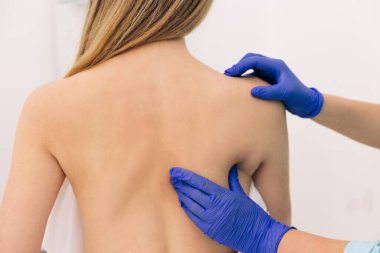 Kadın müşterisiyle modern rehabilitasyon fizyoterapi çalışanı. Fizyoterapi hastaların yaşam kalitesini arttırır. Fizyoterapist tedavi görüyor.