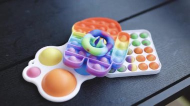 Stres önleyici oyuncaklar, basit gamzeler, snapperz. Kıpır kıpır çocuklar için konsept eğlence, hassas motor becerilerin gelişimi için duyusal oyuncaklar, stres giderici