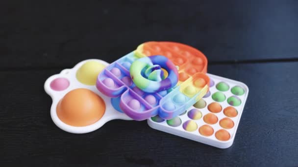 Çocuklar için basit bir gamzeli popit snapperz anti-stres duyusal oyuncak. Düğmeleri olan popüler bir oyun, stres önleyici bir oyuncak. Eğitici çocuklar oyunlar oynar. Huzursuz çocuklar için moda eğlenceyi kavra. — Stok video