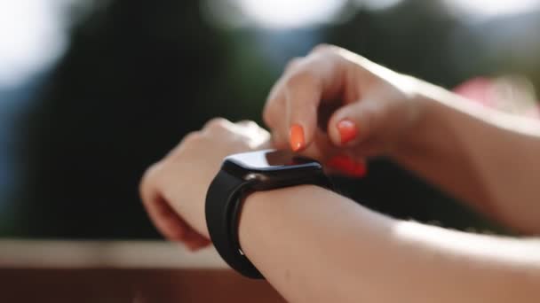 Smart watch. Scrollende Anzeige auf der Smartwatch. Hand in Hand mit der Smartwatch. Überprüfung eingehender Benachrichtigungen auf der Smart Watch. Smart Band für tragbare Touchscreen-Technologie. — Stockvideo