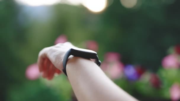 Κλείσιμο της γυναίκας που χρησιμοποιεί SmartWatch οθόνη αφής wearable συσκευή τεχνολογίας. Έξυπνο ρολόι στον γυναικείο καρπό. Όμορφο κορίτσι κάνει χειρονομίες σε μια έξυπνη — Αρχείο Βίντεο